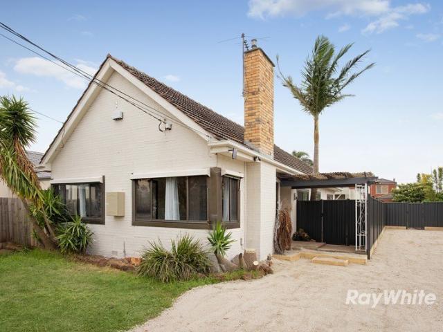Family Living in a Prime Oakleigh South Location