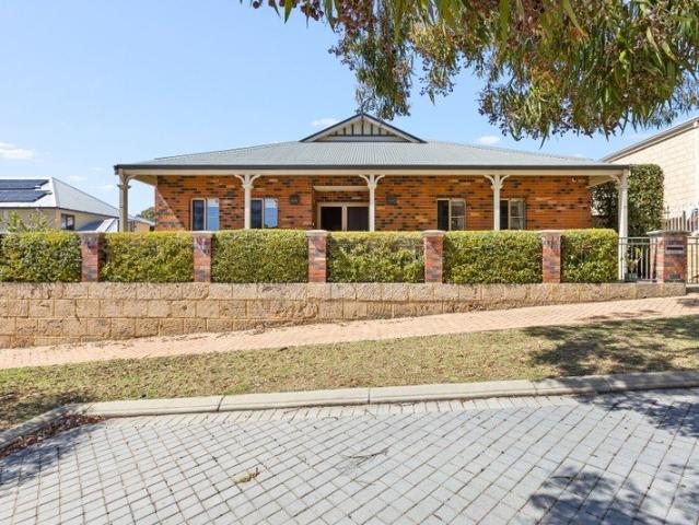 FAMILY LIVING IN AN EXCLUSIVE JOONDALUP LOCATION!