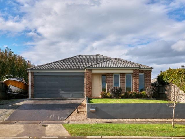 Family Living in an Unbeatable Location Walk to St Paul's School