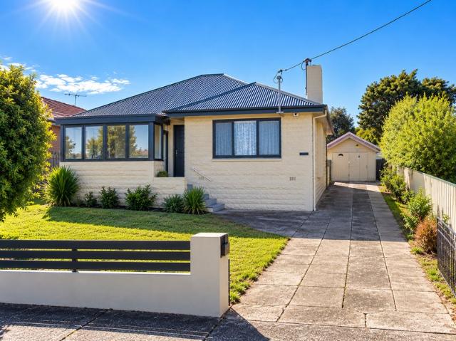 Family Living in East Devonport!