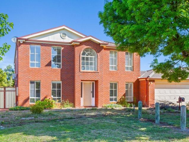 FAMILY LIVING IN POINT COOK
