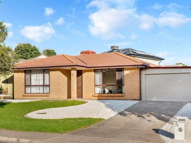 Family Living in Sought After Woodcroft