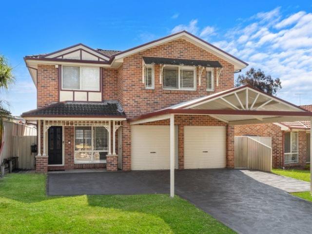 Family Living in the Heart of Glenmore Park!