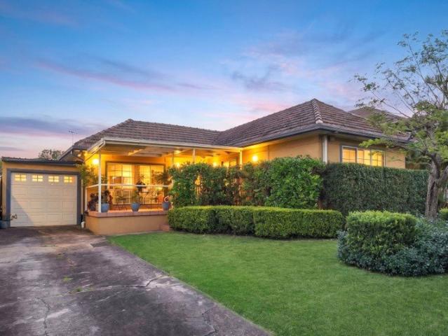 Family Living, Poolside Entertaining & Ultimate Convenience