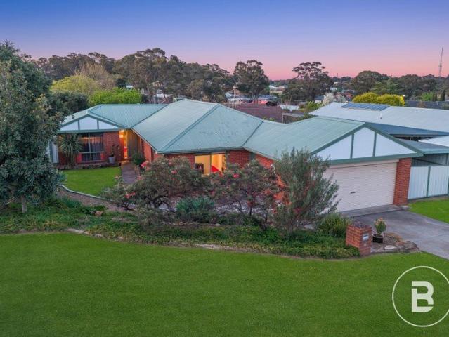 Family Living, Poolside Entertaining & Plenty of Space