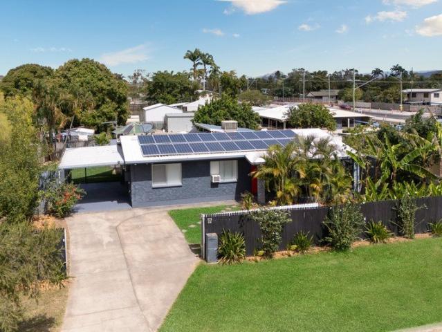Family Living, Poolside Entertaining & Plenty of Space