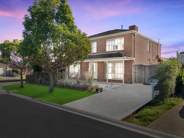 FAMILY LIVING | RENOVATED 5 BEDROOM HOME WITH 3 LIVING AREAS, SPACE & STYLE