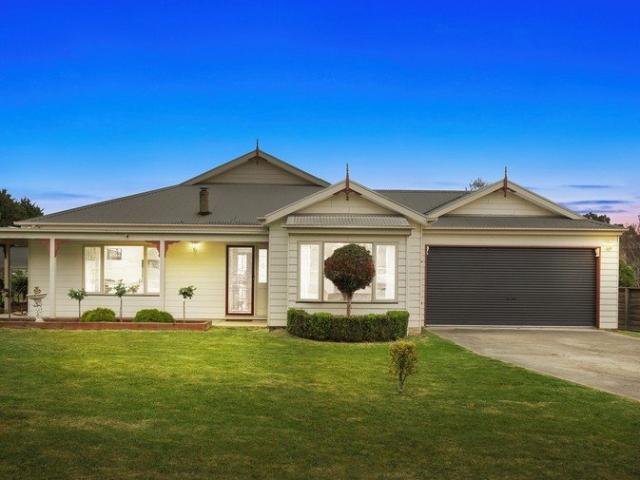 Family Living & Substantial Shedding on 912m²