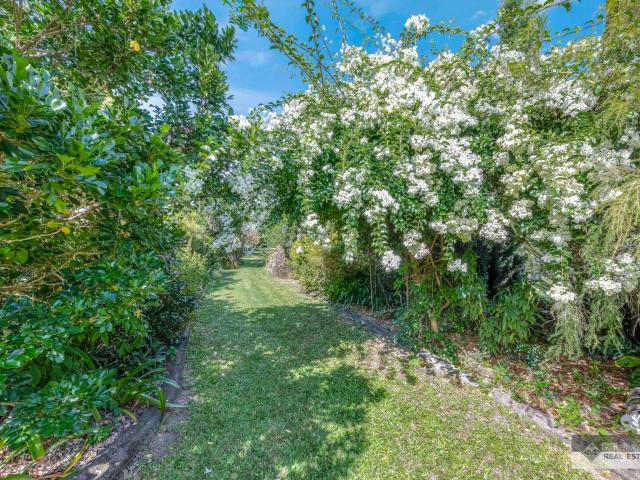 Family Living, Space to Grow, Sheds Galore! Just 10 Minutes from the CBD and the Beach