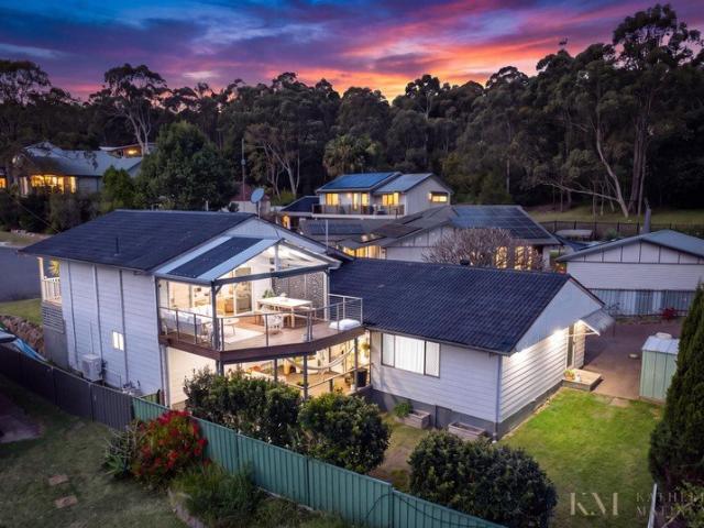 Family Living with 2 Masters, 2 Livingrooms and Lake Glimpses