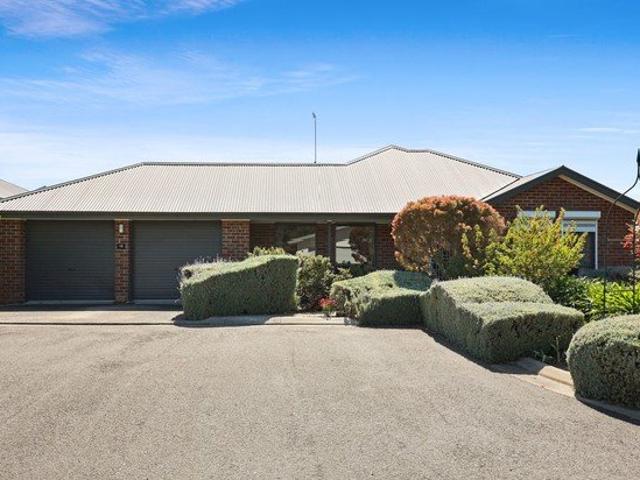 FAMILY LIVING WITH COASTAL CHARM SPACE, STYLE & LOW MAINTENANCE ENTERTAINING