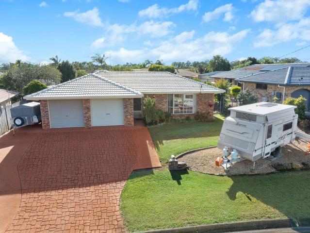 FAMILY LIVING WITH CARAVAN SPACE IN A QUIET WELLINGTON POINT CUL DE SAC