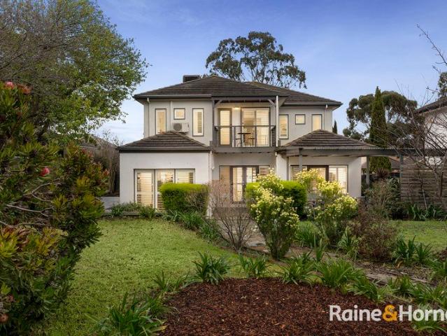 Family living with a fairway backdrop