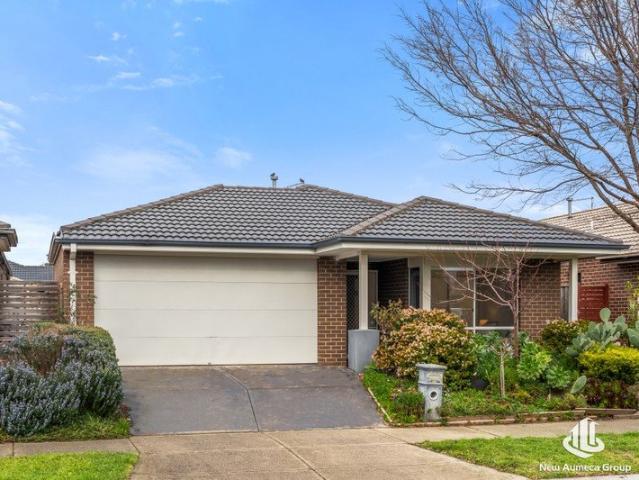Family Living with a Generous Kitchen & Saratoga Club Access
