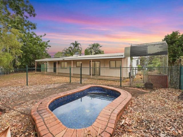 Family Living with a Pool, Just Steps from Woodroffe Primary School
