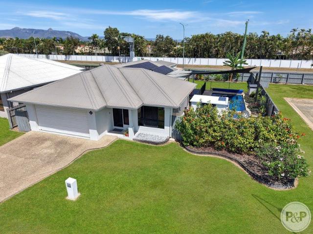 Family Living with a Pool, Shed & Plenty of Space!