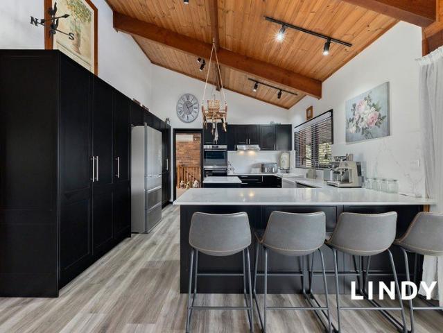 FAMILY LIVING WITH AN ENTERTAINER'S EDGE