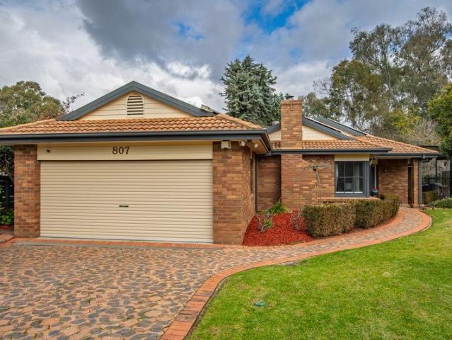 Family Living With Golf Course Access & Resort Style Entertaining