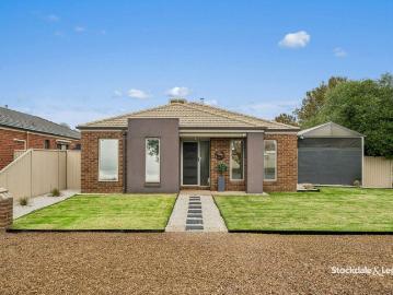 Family Living with Exceptional Shedding, Outdoor Entertaining & Low Maintenance Living