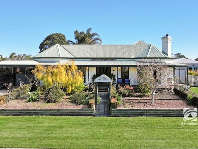 FAMILY LIVING WITH OUTDOOR LIFESTYLE