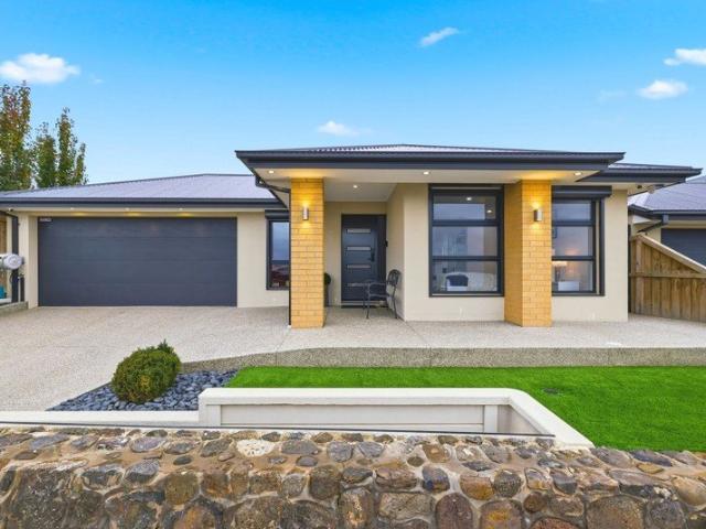 FAMILY LIVING WITH LARGE GARAGE AND SHED
