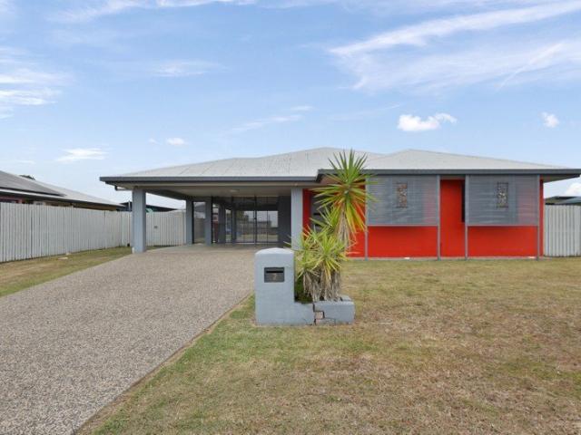 Family Living with Shed, Side Access & the Pioneer Valley Lifestyle