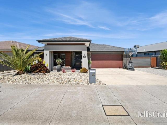 Family living with side access on 640m2 in sought after estate