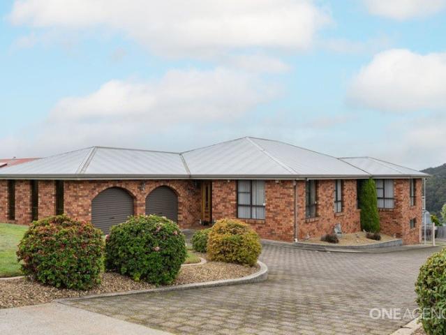 Family Living With Space & Spectacular Views