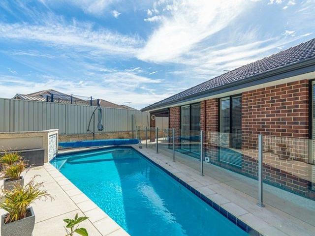 Family Living with Pool, Theatre & Study