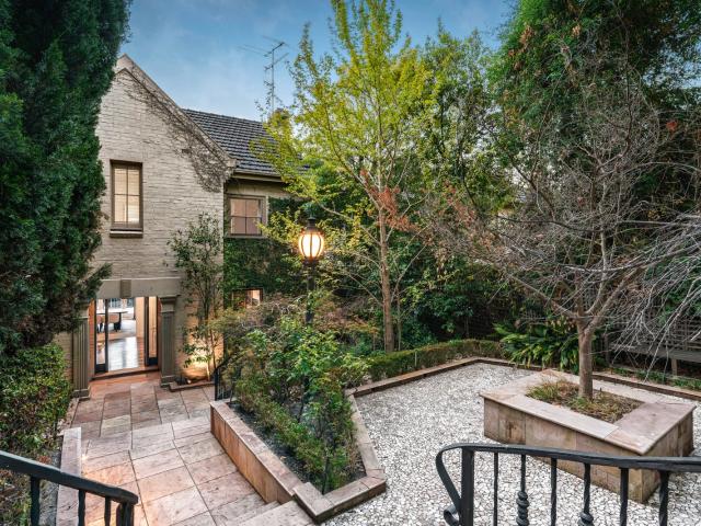Family Living with Pool, Gardens & Panoramic Views