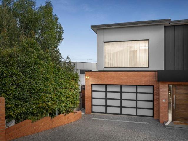 Family Living with Pool Moments from the Maribyrnong River & Parklands