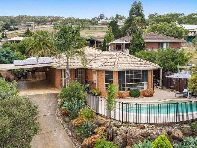 Family Living with Pool, Shed & Stunning Views
