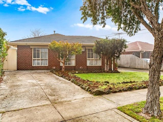 Family Living with Poolside Entertaining on 701m² Approx