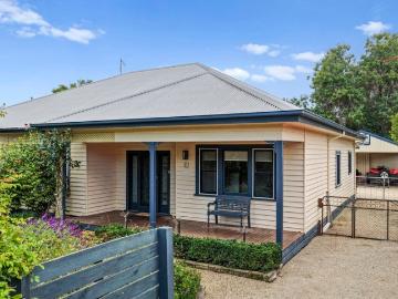 Family Living with Poolside Entertaining in Prime Benalla Location