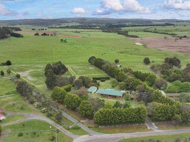 Family Lifestyle On 5 Acres The Best Of Country And Convenience