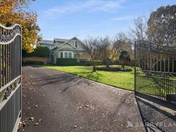 Family Luxury on 2,417sqm in Beaconsfield Best Pocket