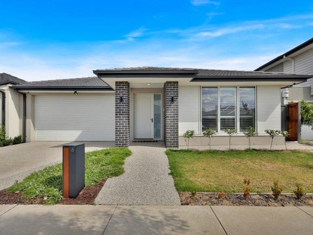 Family Luxury in the Heart of Olivine Parkside Living on 448m²