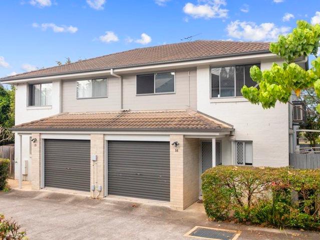 Family Size Modern Townhouse Great location! Walk to Rail, Uni & Woolworths