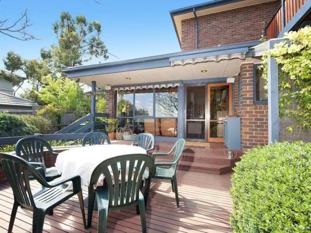 Family Sized 5 Bedroom Unit with City Views in the Balwyn High School Zone