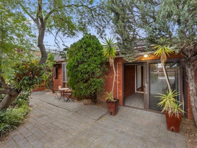 Family Sized Living in Esteemed Avondale Heights No Body Corporate
