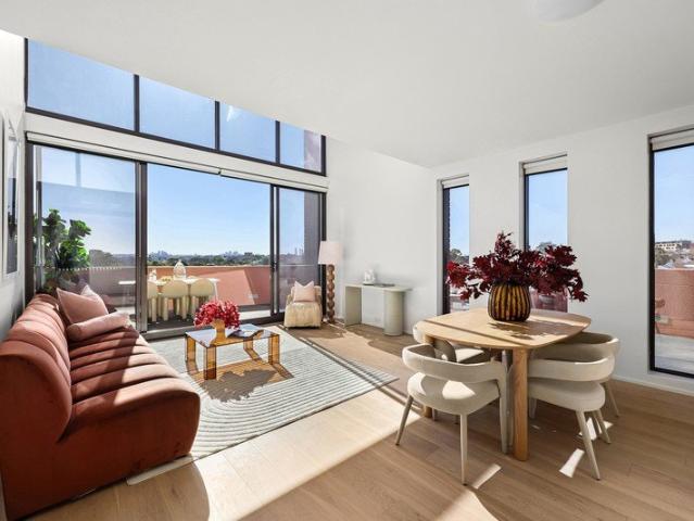 Family sized, eye catching sub penthouse with city views