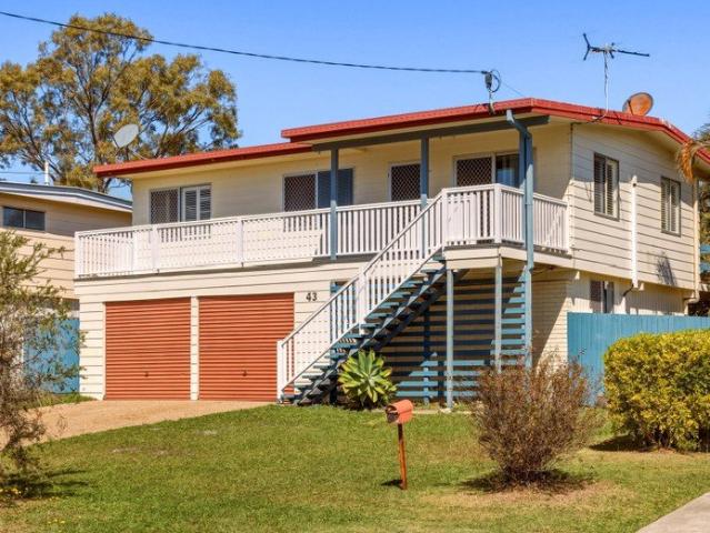 FAMILY SIZED FLEXIBILITY WITH HUGE YARD AND SIDE ACCESS