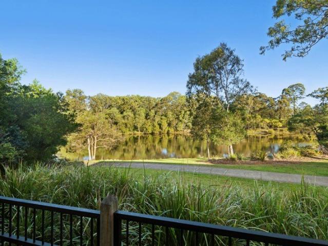 Family Sized Luxury with Pool, Sauna & Lake Views