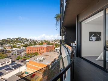 Family sized residence overlooking Teneriffe Hill & River Views