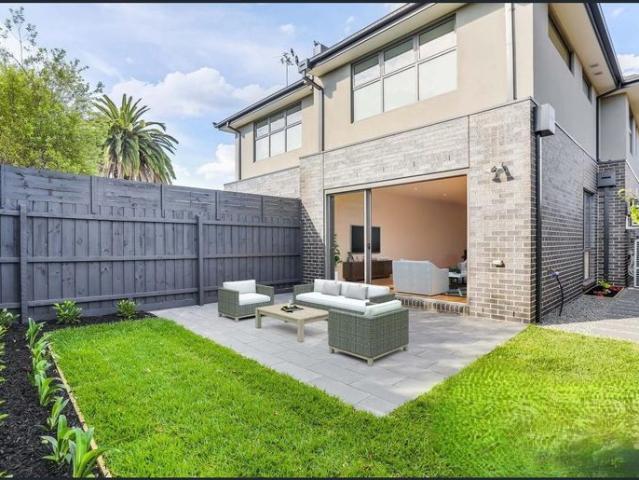 FAMILY SIZED TOWNHOUSE IN THE BRIGHTON SECONDARY COLLEGE SCHOOL ZONE