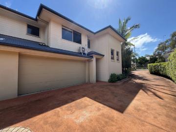 Family Sized Townhouse with Air Con & Entertaining Deck in Labrador