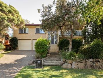 Family Sizing, Poolside Entertaining & Superb Convenience