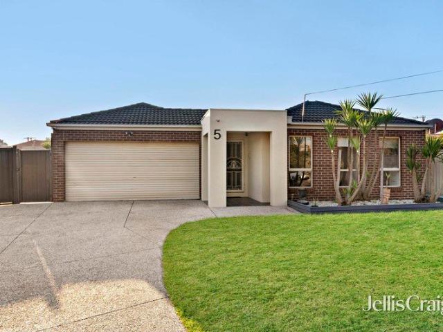 Family space, court position & exceptional outdoor entertaining
