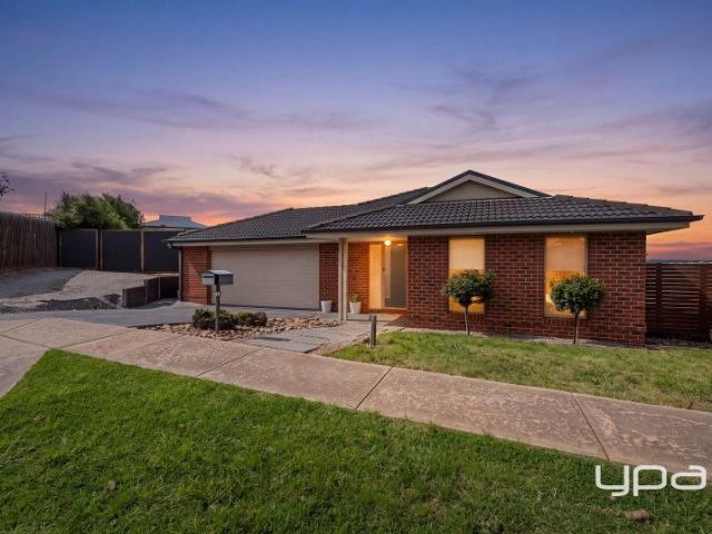 FAMILY SPACE, POOLSIDE ENTERTAINING & VALUABLE SIDE ACCESS