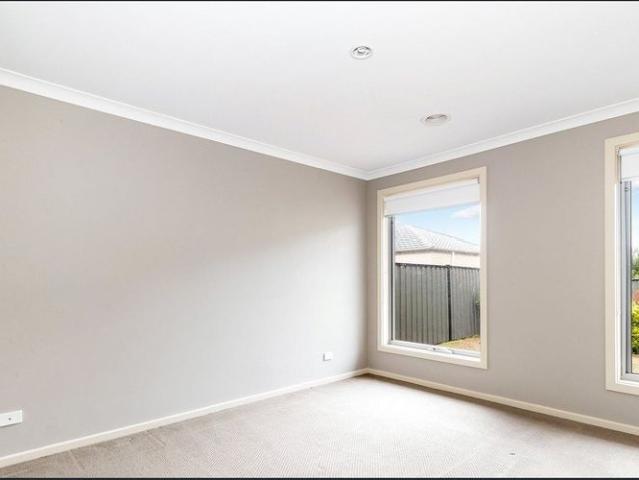 Family room in best location in Point Cook New Carpet, Oven and Rangehood